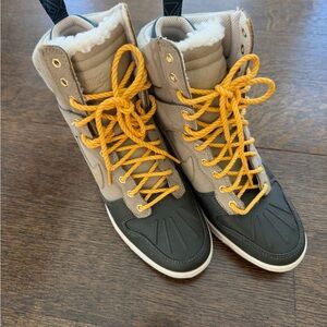 Nike Women's Winter Boots - Black and Tan with Yellow Laces
